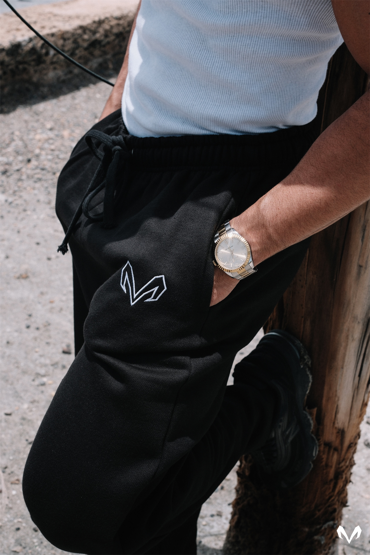 SWEATPANT — SIEMPRE CON HOODIE PUESTO AUNQUE NO HAGA FRÍO.