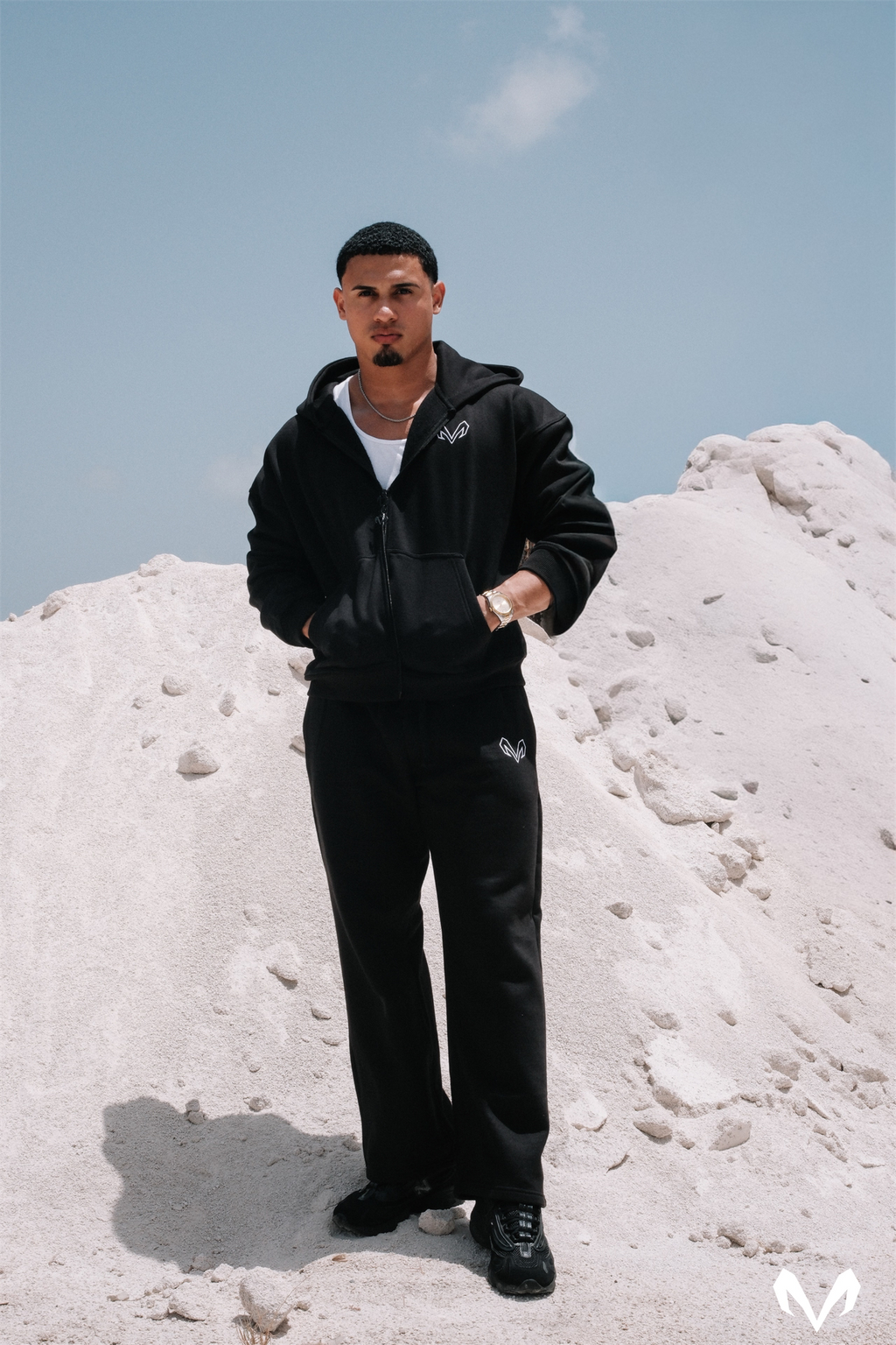 HOODIE — SIEMPRE CON HOODIE PUESTO AUNQUE NO HAGA FRÍO