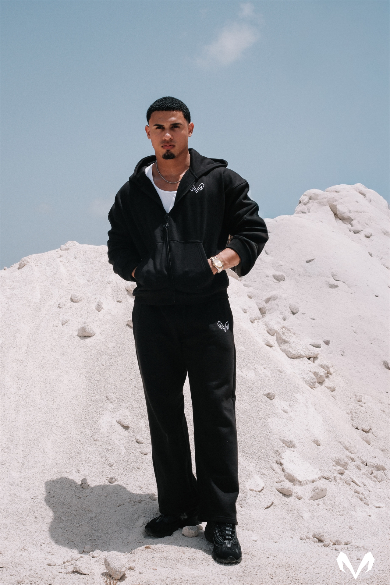 HOODIE — SIEMPRE CON HOODIE PUESTO AUNQUE NO HAGA FRÍO