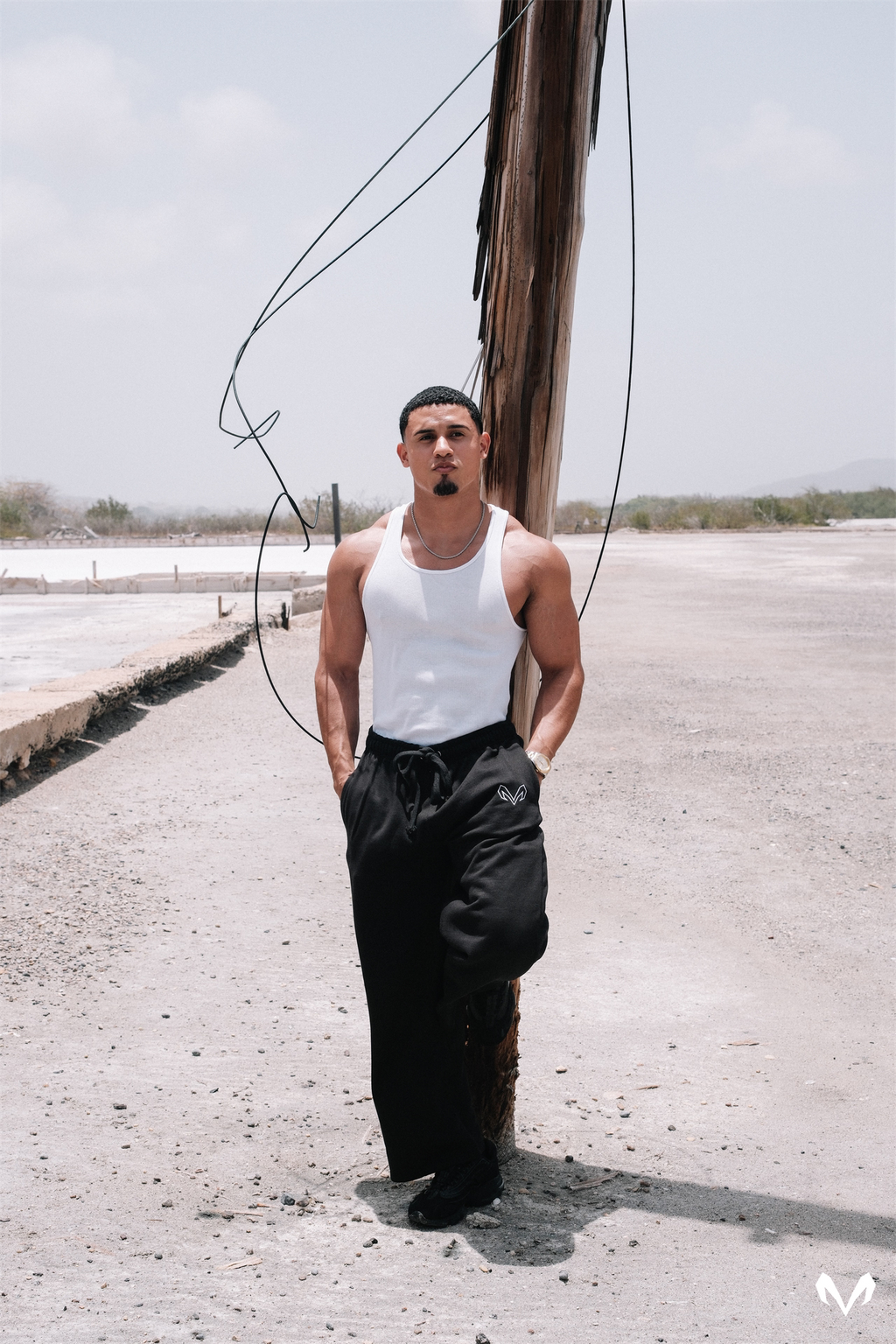 SWEATPANT — SIEMPRE CON HOODIE PUESTO AUNQUE NO HAGA FRÍO.