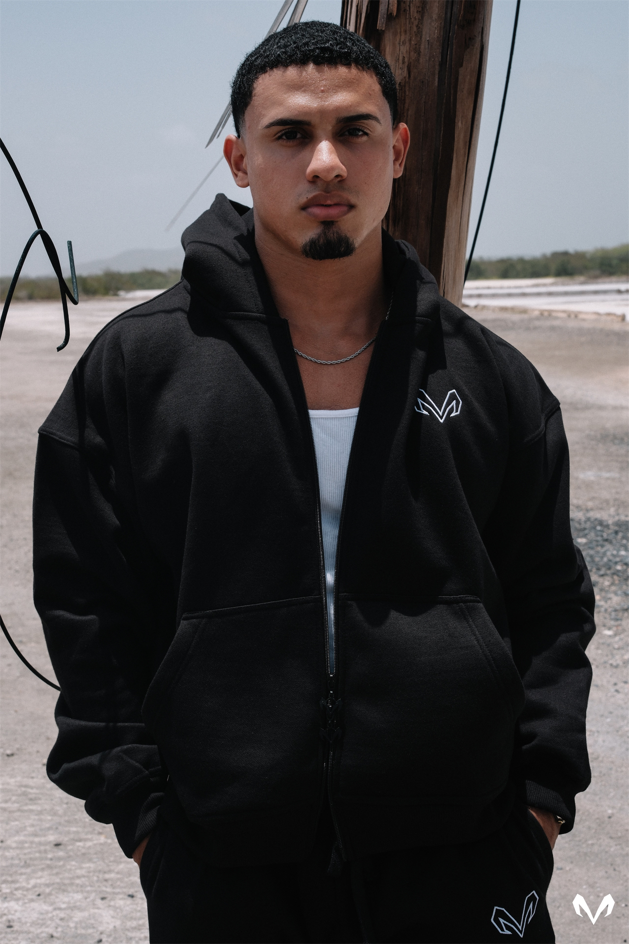 HOODIE — SIEMPRE CON HOODIE PUESTO AUNQUE NO HAGA FRÍO
