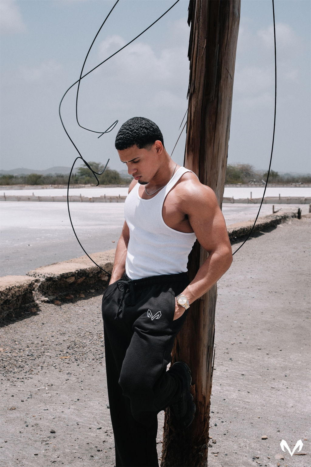 SWEATPANT — SIEMPRE CON HOODIE PUESTO AUNQUE NO HAGA FRÍO.